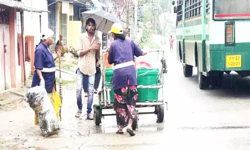 கொட்டும் மழையிலும் தூய்மை பணி செய்த ஊழியர்கள்