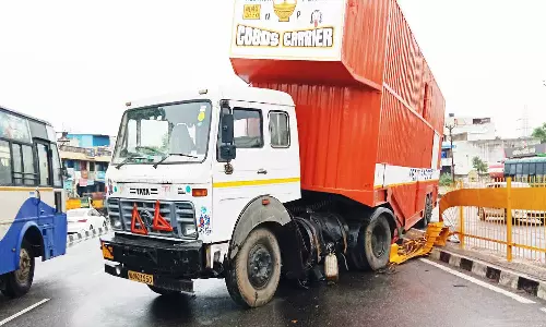 வேலூர் தேசிய நெடுஞ்சாலையில் போக்குவரத்து பாதிப்பு