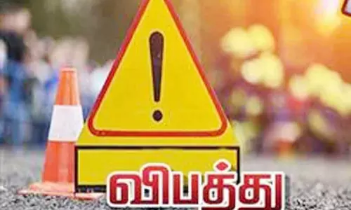 குன்னூர்-மேட்டுப்பாளையம் சாலையில் தடுப்பு சுவரில் மோதி விபத்துக்குள்ளான கார் 5 பேர் படுகாயம்