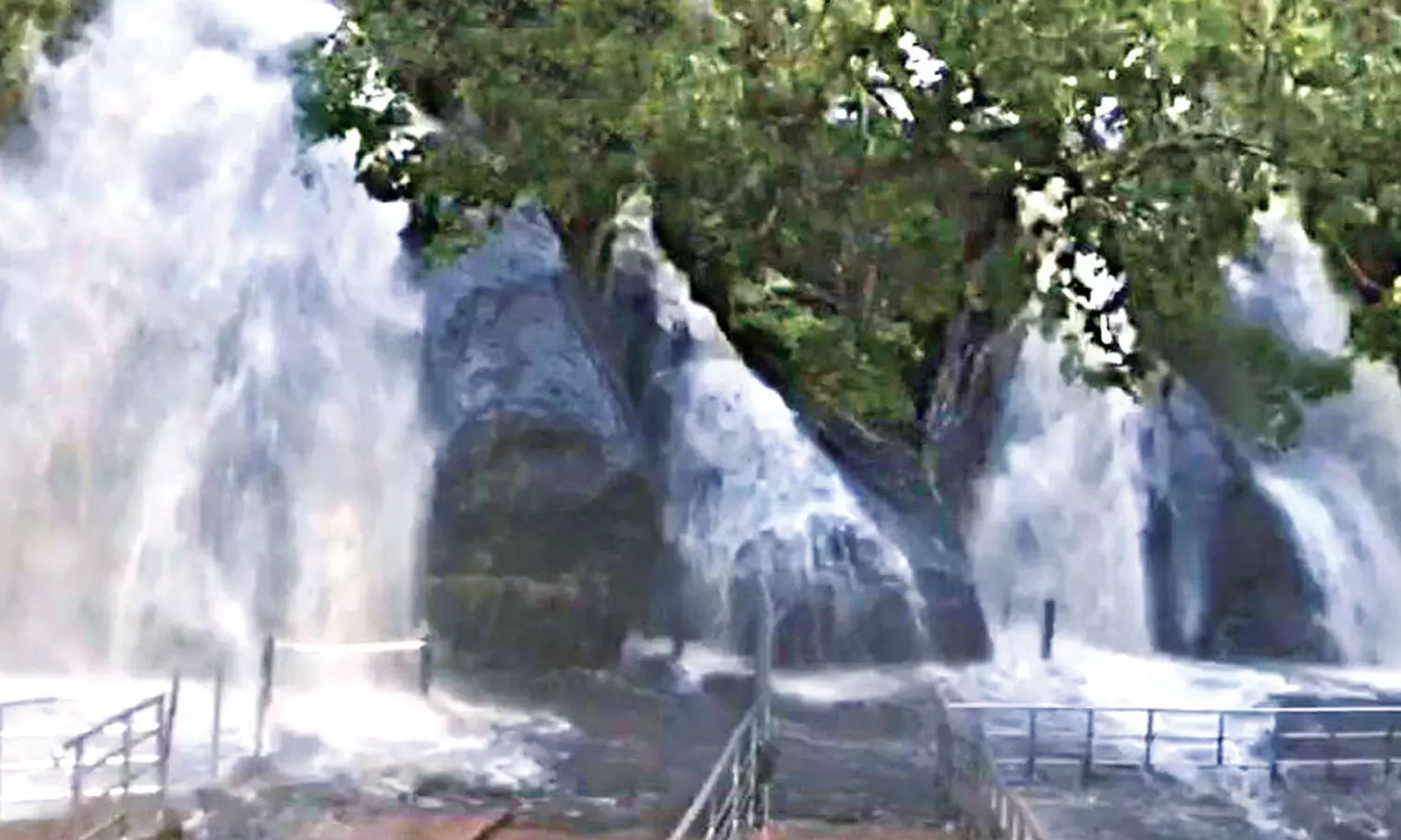 குளுகுளு சீசன் தொடங்கியது- குற்றாலம் அருவிகளில் திடீர் வெள்ளப்பெருக்கு குளுகுளு சீசன் தொடங்கியது- குற்றாலம் அருவிகளில் திடீர் வெள்ளப்பெருக்கு