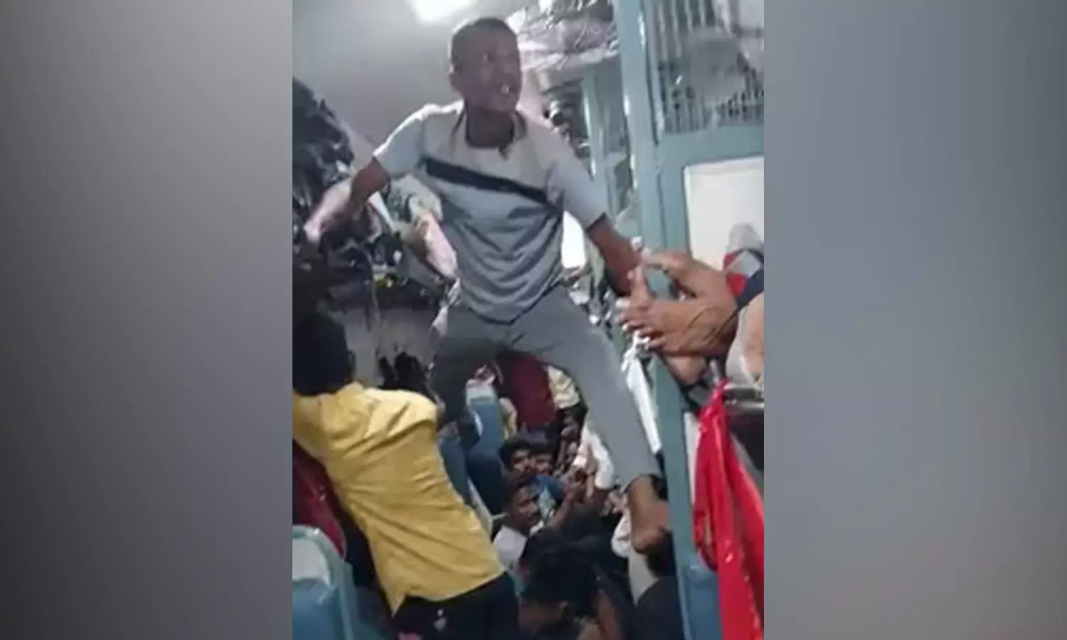 ரெயிலில் கூட்ட நெரிசலில் கழிவறைக்கு கஷ்டப்பட்டு சென்ற வாலிபரின் வீடியோ... ரெயிலில் கூட்ட நெரிசலில் கழிவறைக்கு கஷ்டப்பட்டு சென்ற வாலிபரின் வீடியோ...