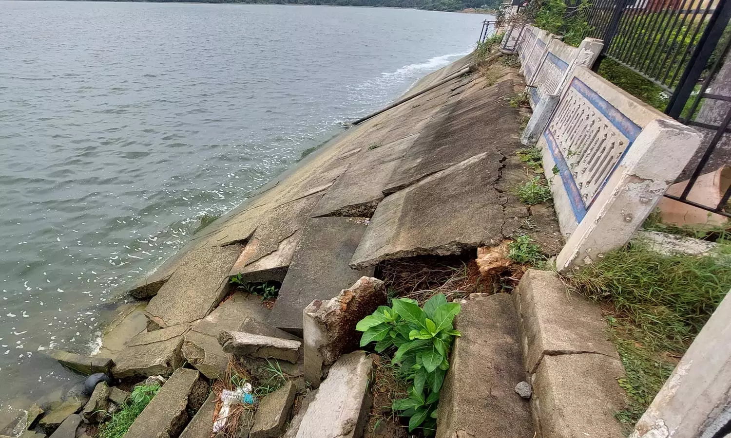 பூண்டி ஏரியில் கரைகள் சேதம்- நடவடிக்கை எடுக்க கோரிக்கை பூண்டி ஏரியில் கரைகள் சேதம்- நடவடிக்கை எடுக்க கோரிக்கை