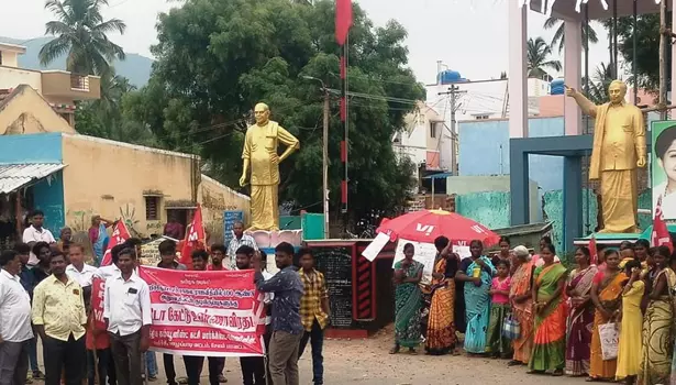 குறிச்சியில் பட்டா வழங்கக்கோரி குழந்தைகள், கால்நடைகளுடன் ஊர்வலமாக சென்று உண்ணாவிரதம் குறிச்சியில் பட்டா வழங்கக்கோரி குழந்தைகள், கால்நடைகளுடன் ஊர்வலமாக சென்று உண்ணாவிரதம்