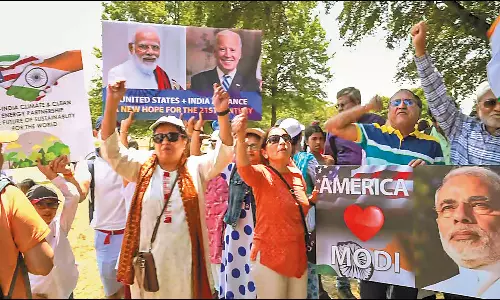 மோடி மோடி வாழ்த்து கோஷங்களுடன் அமெரிக்காவில் இந்தியர்கள் பேரணி