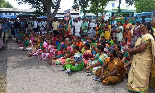 இரும்பு உருக்காலையை நிரந்தரமாக மூடக்கோரி 2-வது நாளாக பொதுமக்கள் காத்திருப்பு போராட்டம்