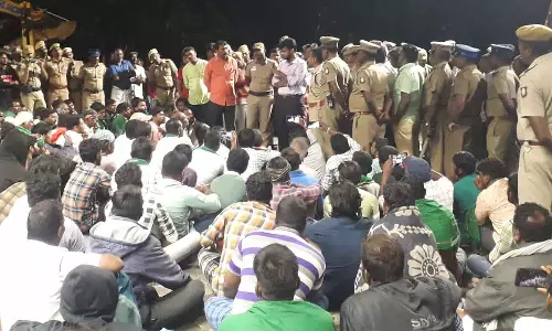 பழங்குடியினர் சாதி சான்றிதழ் வழங்க கோரி போராட்டம்- கலெக்டர் நடத்திய பேச்சு வார்த்தையில் சுமூக உடன்பாடு