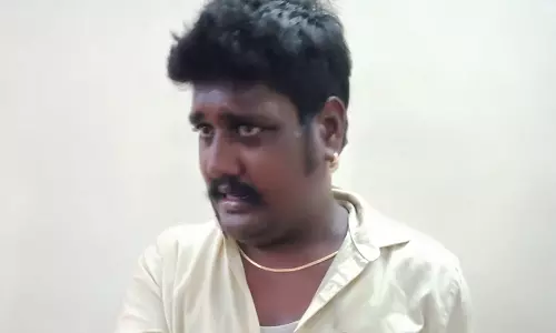 பட்டா கத்தியுடன் உலா வந்த ஈரோடு வாலிபர் கைது- கள்ளக்காதலியை சந்திக்க வந்தபோது சிக்கினார்