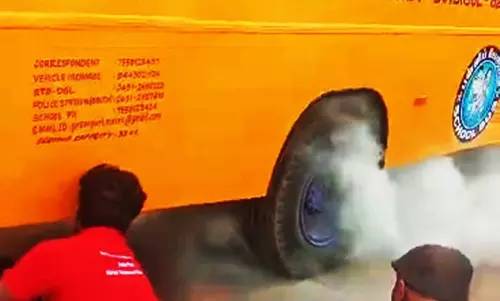 திண்டுக்கல்லில் மாணவர்களை ஏற்றிச் சென்ற பள்ளி வேனில் தீ விபத்து- 20 பேர் உயிர் தப்பினர்