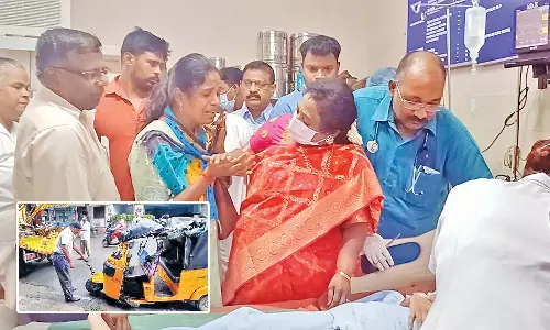 பள்ளிக்கு சென்ற ஆட்டோ பஸ் மீது மோதி மாணவிகள் 8 பேர் படுகாயம்- கவர்னர், முதலமைச்சர் ஆறுதல்