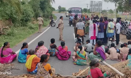 நம்பியூர் அருகே பொதுமக்களுடன், மாணவர்கள் சாலை மறியல் போராட்டம்