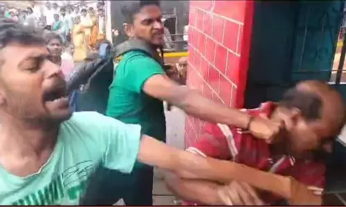 ஓடும் பஸ்சில் ஆபாச சைகை காட்டிய நபரை செருப்பால் அடித்த பெண்