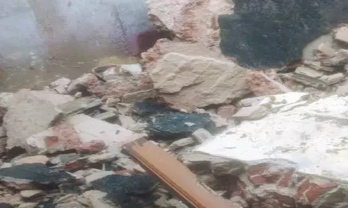 மழையால் வீட்டின் மேற்கூரை இடிந்து சேதம்