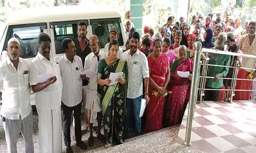 அடிப்படை வசதி கேட்டு நகராட்சி அலுவலகம் முற்றுகை