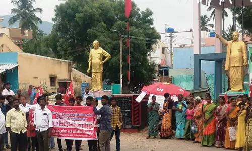 குறிச்சியில் பட்டா வழங்கக்கோரி குழந்தைகள், கால்நடைகளுடன் ஊர்வலமாக சென்று உண்ணாவிரதம்
