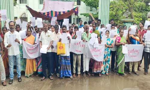 கடலூர் தாசில்தார் அலுவலகம் முன்பு  மாற்றுத்திறனாளிகள் மனைப்பாட்டா கேட்டு மனு கொடுக்கும் போராட்டம்