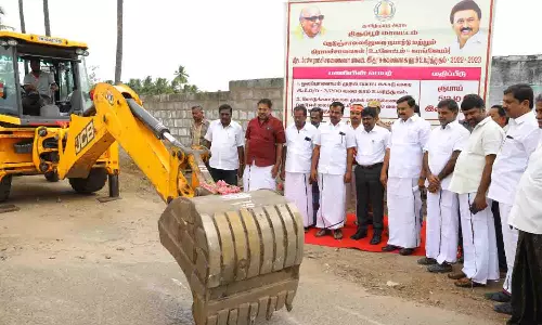 வெள்ளக்கோவில் அருகே ரூ. 5.12 கோடி மதிப்பில் சாலை மேம்பாட்டு பணிஅமைச்சர் தொடங்கி வைத்தார்