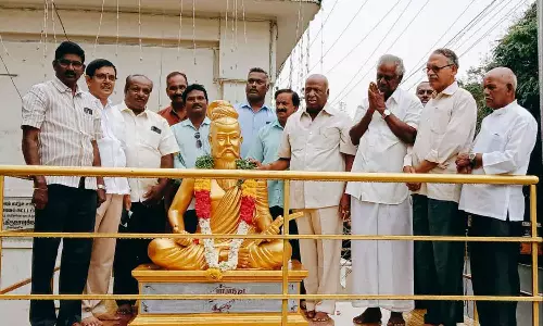 திருவள்ளுவர் சிலைக்கு மாலை அணிவிப்பு