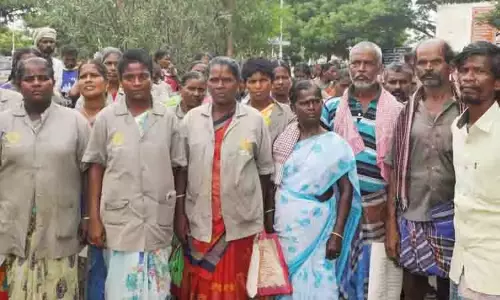 நகராட்சி ஒப்பந்த ஊழியர்கள் முற்றுகை போராட்டம்