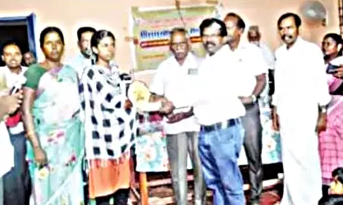 அதிக மதிப்பெண்கள் பெற்ற மாணவர்களுக்கு பாராட்டு