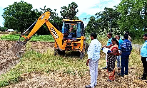 சிவகிரி அருகே பொது போக்குவரத்து பாதைகளில் ஆக்கிரமிப்பு அகற்றும் பணி