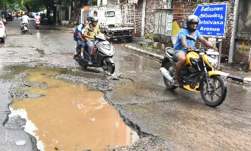 வழக்கம்போலவே பல்லாங்குழிகளாக மாறிய சாலைகள்