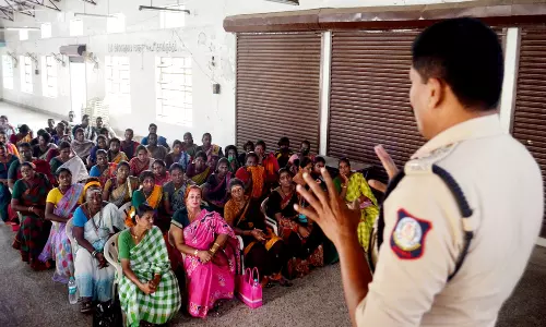 திருநங்கைகள் சட்ட விரோத செயல்களில் ஈடுபடுவதை தடுக்க போலீசார் விழிப்புணர்வு