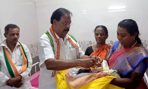 அரசு மருத்துவமனையில் பிறந்த குழந்தைகளுக்கு தங்க மோதிரம்-ரூபி  மனோகரன் எம்.எல்.ஏ. அணிவித்தார்