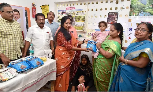 அங்கன்வாடி மையத்தில் 6 வயதிற்கு உட்பட்ட குழந்தைகளுக்கு செறிவூட்ட பிஸ்கட்