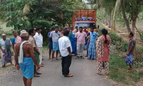 தென்னை நார் கழிவுகளை கொட்ட வந்த வாகனத்தை சிறைபிடித்த பொதுமக்கள்