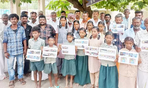 கலெக்டர் அலுவலகத்திற்கு பெற்றோருடன் வந்த மாணவ-மாணவிகள்