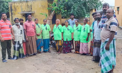 மேட்டுப்பாளையத்தில் 2-வது நாளாக நகராட்சி ஒப்பந்த ஊழியர்கள்  போராட்டம்