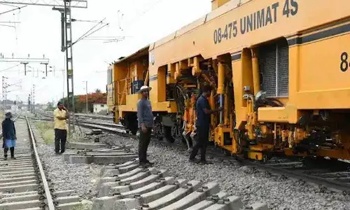 அதிநவீன எந்திரங்கள் மூலம் திருப்பூரில் ரெயில் தண்டவாள பராமரிப்பு பணிகள் தீவிரம்