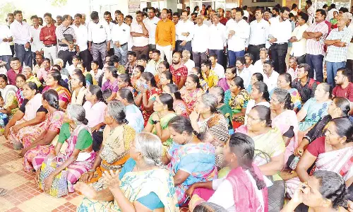 வழிபாட்டு உரிமைகளை மீட்டுத்தரக்கோரி திருப்பூரில் கிறிஸ்தவர்கள் போராட்டம்