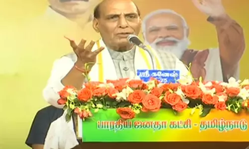 அ.தி.மு.க.வுடன் கூட்டணியில் இருக்கிறோம்- சென்னை பொதுக்கூட்டத்தில் ராஜ்நாத் சிங் பேச்சு