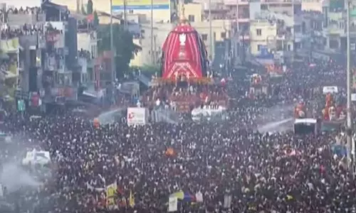 பூரி ரத யாத்திரை.. பக்தர்கள் வெள்ளத்தில் அசைந்து செல்லும் தேர்கள்