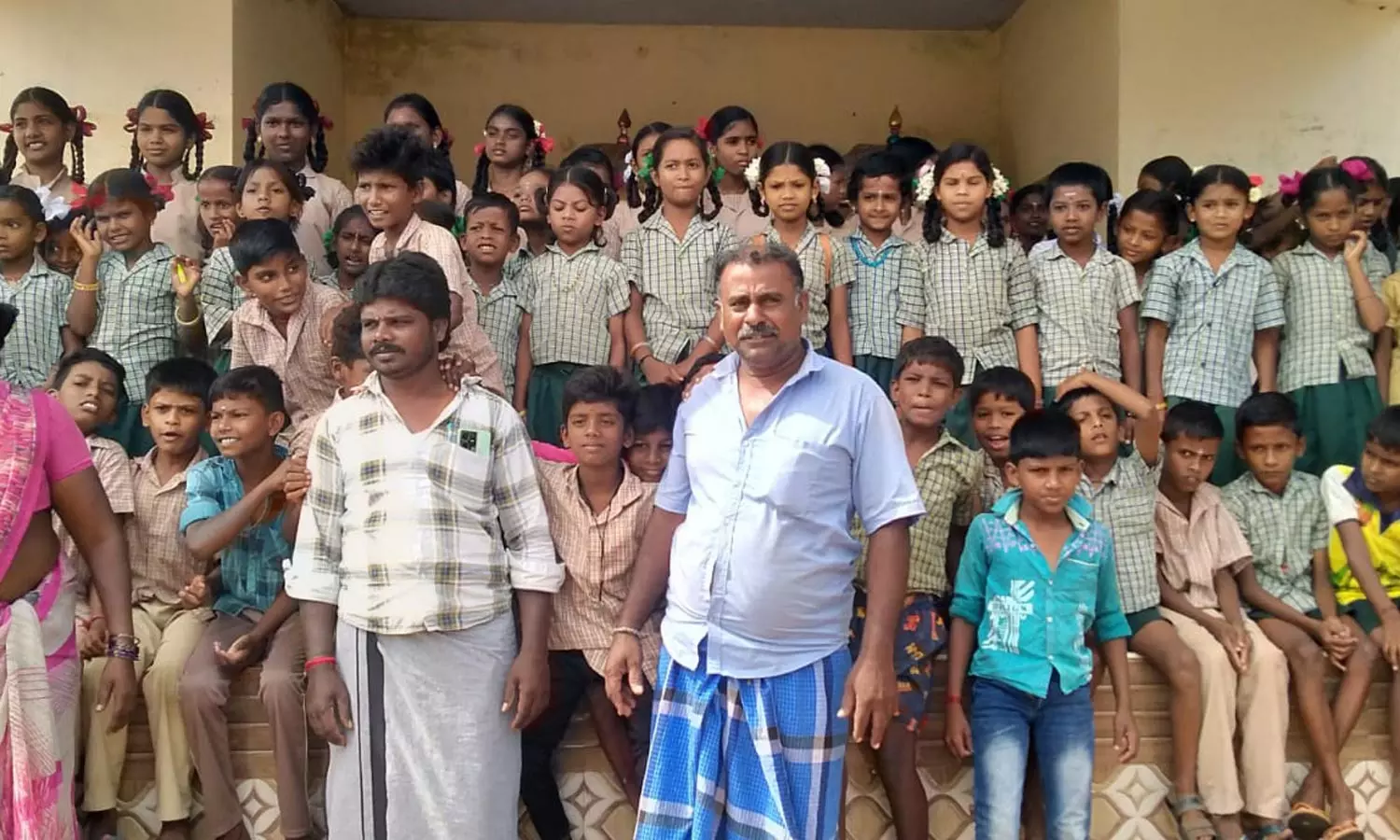 காலை உணவு திட்டத்தில் ஊழியர் பற்றாக்குறை- மாணவர்களை பள்ளிக்கு அனுப்ப மறுத்த பெற்றோர்கள் காலை உணவு திட்டத்தில் ஊழியர் பற்றாக்குறை- மாணவர்களை பள்ளிக்கு அனுப்ப மறுத்த பெற்றோர்கள்