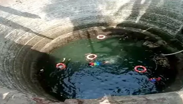 கிணற்றில் விழுந்த தந்தை-மகன்தீயணைப்பு படையினர் உயிருடன் மீட்டனர் கிணற்றில் விழுந்த தந்தை-மகன்தீயணைப்பு படையினர் உயிருடன் மீட்டனர்