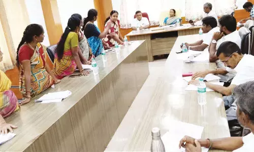 அவினாசி பேரூராட்சி கூட்டத்தில் அ.தி.மு.க. கவுன்சிலர்கள் வெளிநடப்பு