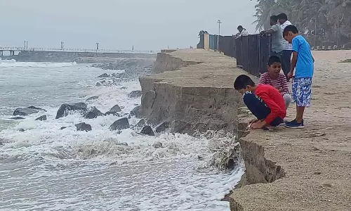 புதுவை கடற்கரையின் தெற்கு பகுதியில் கடல் அரிப்பு