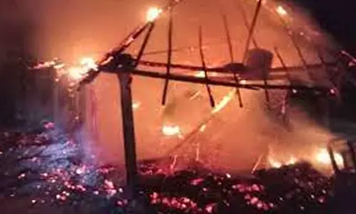புன்னம் சத்திரம் அருகே மின் கசிவு காரணமாக குடிசை வீடு தீப்பிடித்தது