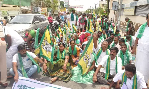 ஈரோடு கலெக்டர் அலுவலகம் முன்பு விவசாயிகள் சாலை மறியல் போராட்டம்- 300 பேர் கைது