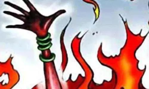 தீக்குளிக்க முயன்ற தந்தை-மகன் மீது வழக்கு