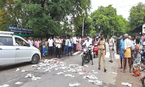 தலைமை ஆசிரியரை கண்டித்து பொதுமக்கள் போராட்டம்