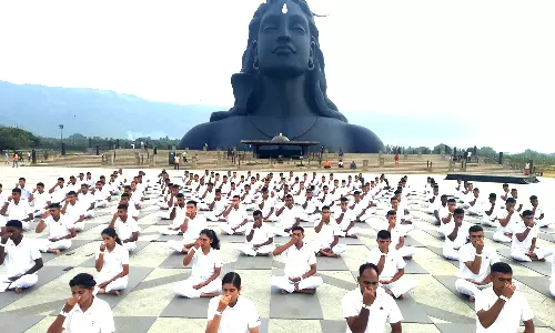 கோவையில் உலக யோகா தினத்தையொட்டி போலீசார் மற்றும் பொதுமக்களுக்கு யோகா பயிற்சி
