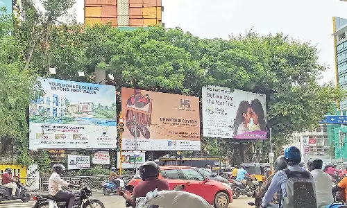 சாலையோரத்தில் பொதுமக்களை பயமுறுத்தும் விளம்பர பலகைகள்- ஆபத்துகள் ஏற்படும் முன் அகற்றப்படுமா?