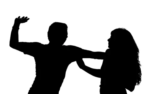 பிரேக்-அப் சொன்ன மாணவியை கல்லூரி வளாகத்தில் தாக்கிய மாணவர்