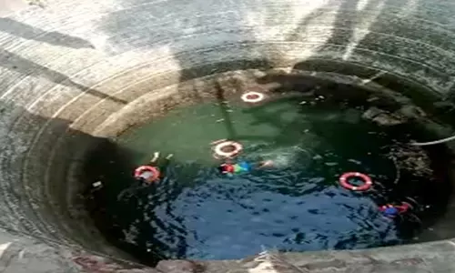 கிணற்றில் விழுந்த தந்தை-மகன்தீயணைப்பு படையினர் உயிருடன் மீட்டனர்