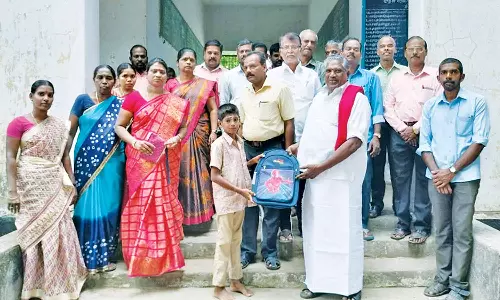 அரசு ஆண்கள் பள்ளியில் மாணவர்களுக்கு புத்தகப்பை வழங்கல்