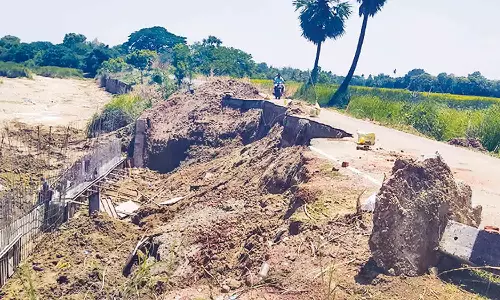 தடுப்பு சுவர் பணியின் போது மண்சரிவு: கொத்தங்குடியில் சாலை துண்டிப்பு