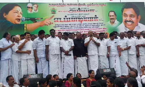 திருவள்ளூர் அரசு மருத்துவக் கல்லூரி அருகே அ.தி.மு.க. ஆர்ப்பாட்டம்